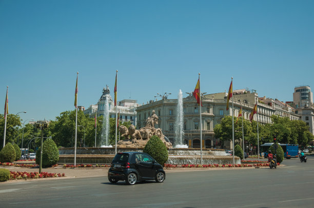 在马德里，有西布莉喷泉的繁忙街道上的建筑物图片下载