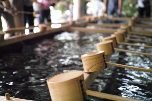 Chozuya ladels排着队让人们洗手和漱口图片下载