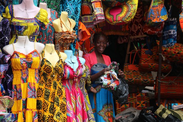 妇女出售传统非洲纺织品摊位，Lomé，多哥，西非图片下载
