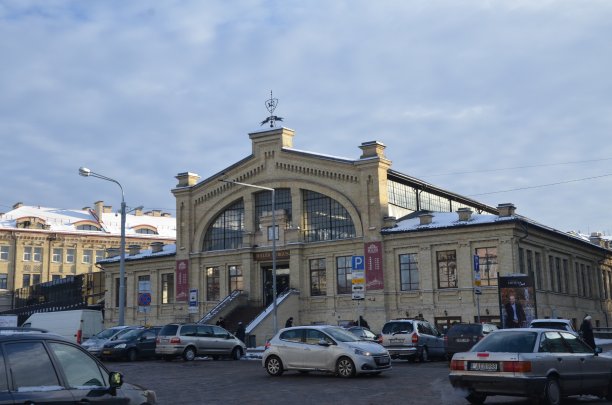 立陶宛维尔纽斯繁忙的室内市场图片下载