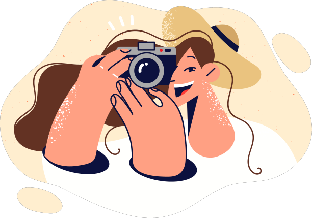 女摄影师带着微笑拍照图片下载