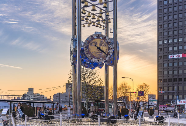 日落时分，中野站北出口太阳广场建筑的时钟纪念碑。图片下载