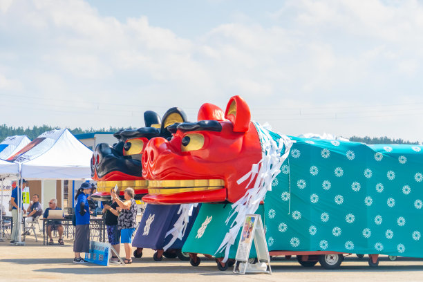 坂田当地人用日本虎吉祥物表演来欢迎游客。图片下载