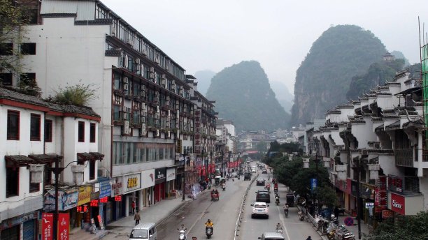 中国桂林阳朔县道路街景图片下载