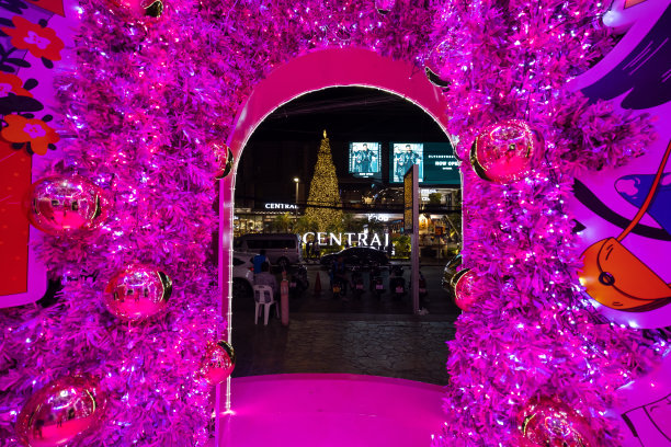 一幅希加比漫画，在圣诞树上写着圣诞快乐和新年快乐。图片下载