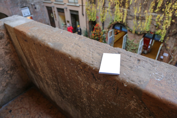 意大利维罗纳，朱丽叶的阳台上的空白记事本图片下载