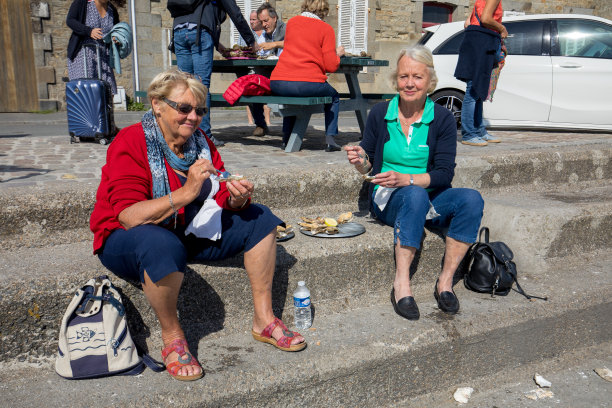 法国布列塔尼，人们在吃从Cancale海边买来的牡蛎图片下载
