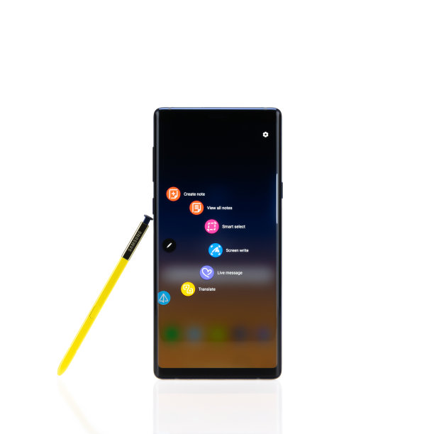 工作室拍摄的新款三星Galaxy Note 9智能手机用黄色S-Pen触控笔，在白色背景上孤立。屏幕显示笔记，信息，绘图和书写实用程序图片下载