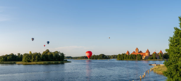 特拉凯加尔夫湖全景图和立陶宛大公岛城堡图片下载