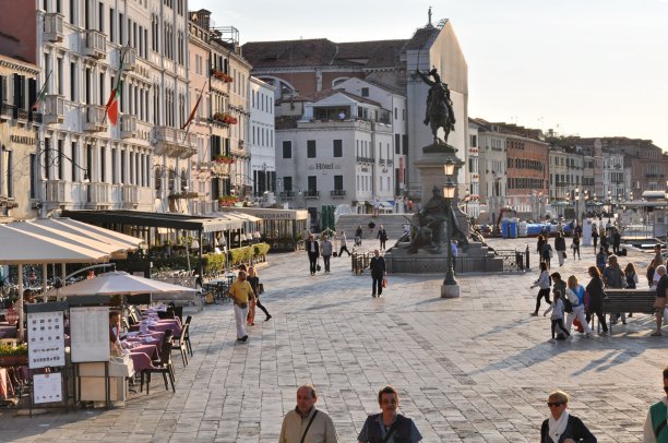 当地人和游客在圣马可广场附近散步图片下载