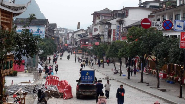 中国广西桂林阳朔县道路交通与行人图片下载