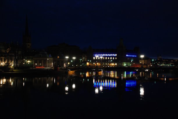 夜晚古老建筑的天际线。图片下载