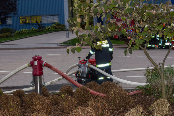 在造纸厂发生火灾时，消防队员用消防车吊车救火图片下载
