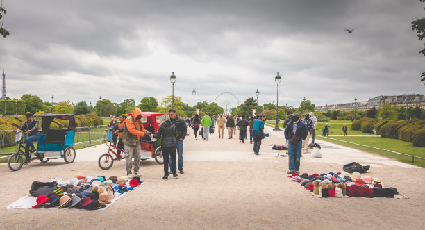 游客从街头小贩那里购买纪念品图片下载