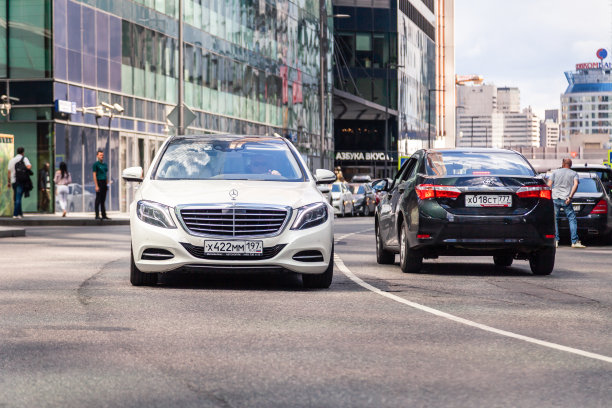 白色新商务奔驰s级s600在街上移动，前视，汽车在移动图片下载