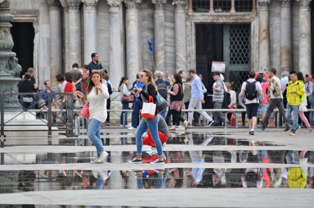 当地人和游客穿过圣马可广场图片下载