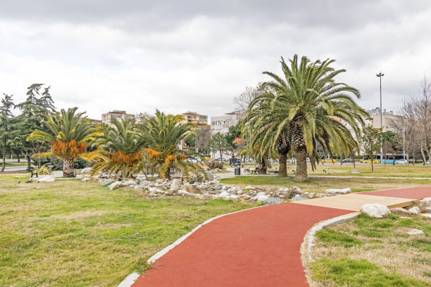 冬季从阿塔科伊的拉马桑耶西尔公共公园看到的城市和自然景观。图片下载