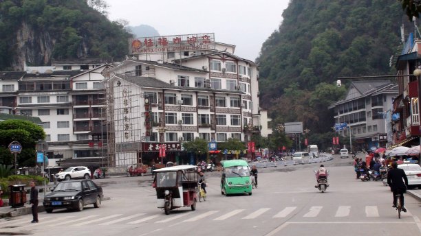 中国桂林阳朔县道路交通与建筑图片下载
