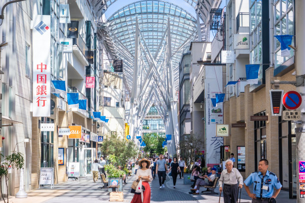 人们在高松商业街购物。图片下载