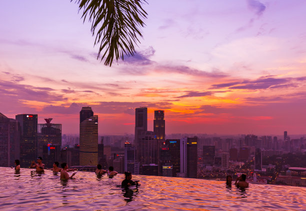 新加坡 - 4月14日：新加坡屋顶泳池和城市天际线，2016年4月14日图片下载