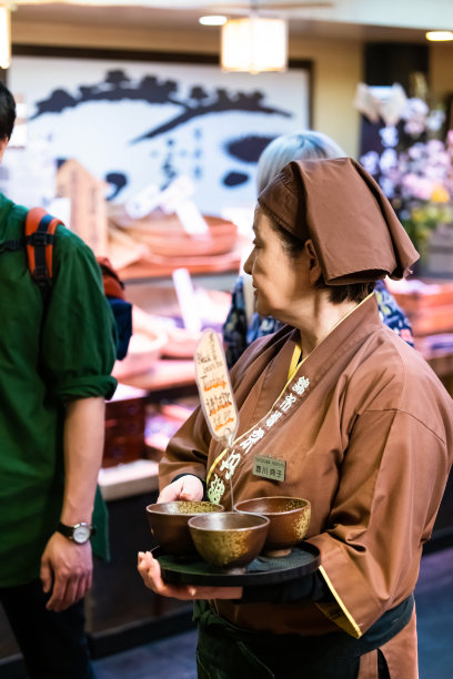 锦树市集街与女食品小贩赠送免费黑豆茶样品服务图片下载