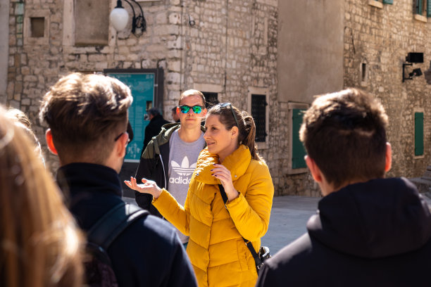 在克罗地亚希贝尼克小镇，女导游向一群游客讲解图片下载