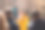 克罗地亚西贝尼克镇，一名身穿黄色夹克的女导游正在和一群游客交谈图片下载