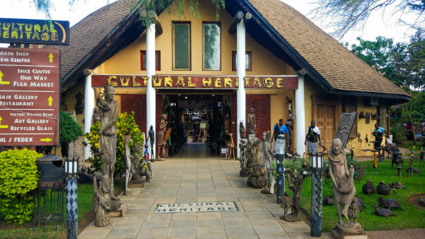 坦桑尼亚阿鲁沙市;08/06/2019:坦桑尼亚阿鲁沙文化遗产店的正面和正门，一个手工雕塑店图片下载