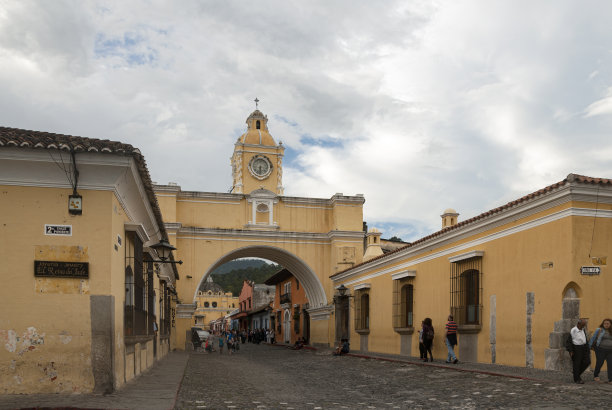 圣卡塔利娜修道院的拱门，始建于1693年，巴洛克建筑。编辑素材图片下载