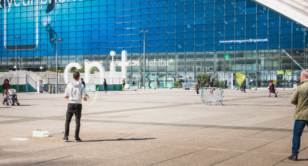 人类在中心广场的中央制造巨大的泡泡图片下载