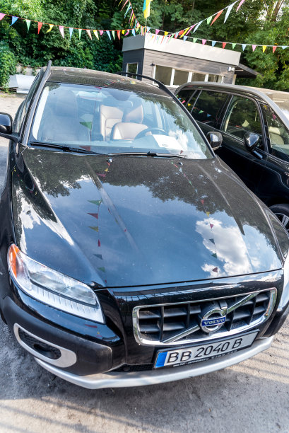 室外停车场内的沃尔沃汽车模型图片下载