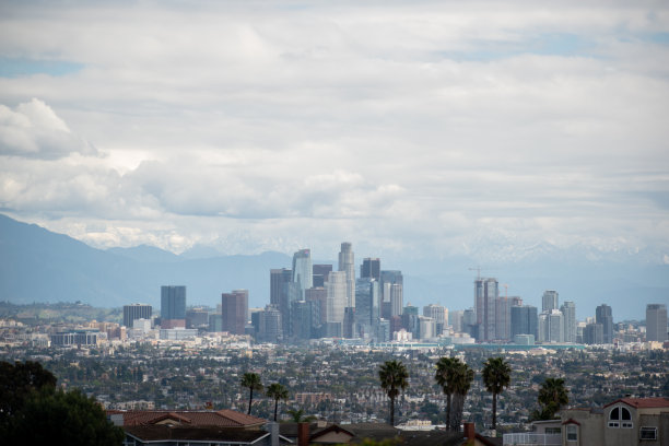 一场晚些时候的“三月疯狂”风暴给加州洛杉矶的圣加布里埃尔山麓带来了雨雪。图片下载