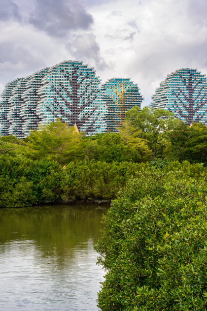 三亚七星级酒店举办一年一度的“世界小姐”选美大赛。旅游综合体是世界上最大的酒店。房子树木。图片下载