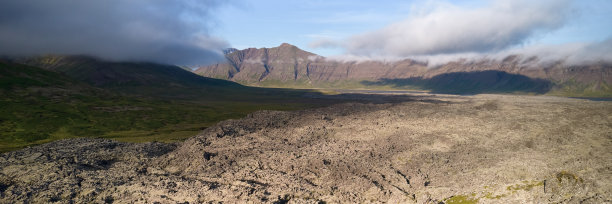 这条土路一直延伸到熔岩地带的地平线。俯视图，无人机拍摄的照片。Helgafellssveit,冰岛。图片下载