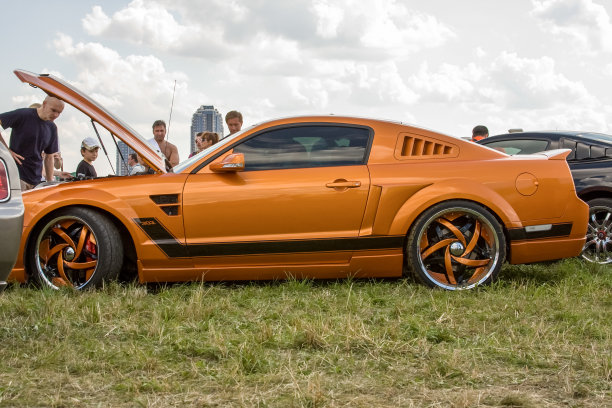 稀有和老式汽车展览。专属车型。图片下载