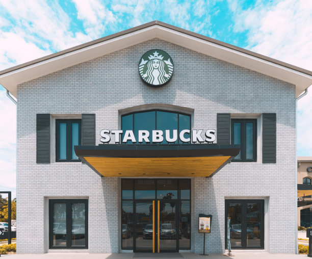 泰国曼谷——2018年5月24日:阳光灿烂的一天，星巴克咖啡厅分店。星巴克公司是一家美国咖啡馆公司，在全球经营着28218家国际咖啡店图片下载