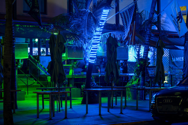 2020年春假迈阿密海滩酒店的夜景照片图片下载