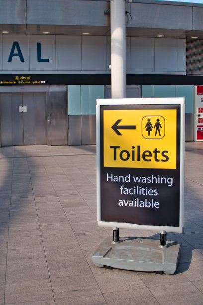 盖特威克机场(Gatwick Airport)南航站楼的一个标识指示在全球冠状病毒卫生紧急事件期间厕所和洗手设施的方向图片下载