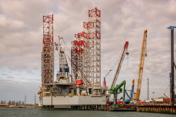 2020年4月3日，荷兰Vlissingen，风车船在港口为运输巨型风车海洋海岸公园，巨大的风车螺旋桨准备航运图片下载