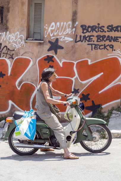 雅典骑摩托车的老妇人图片下载