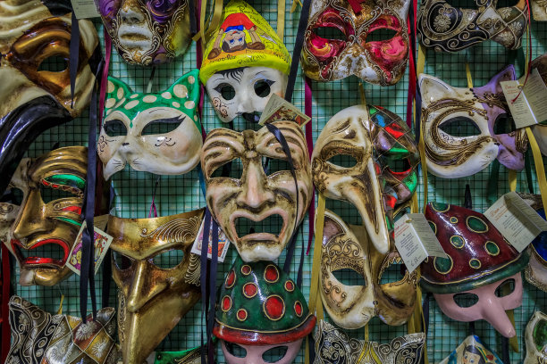 传统华丽的威尼斯狂欢节面具在意大利威尼斯的工匠工作室和商店展出图片下载