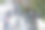一大群穿着考究的人在绿色住宅区的村庄街道上社交。前视图。图片下载