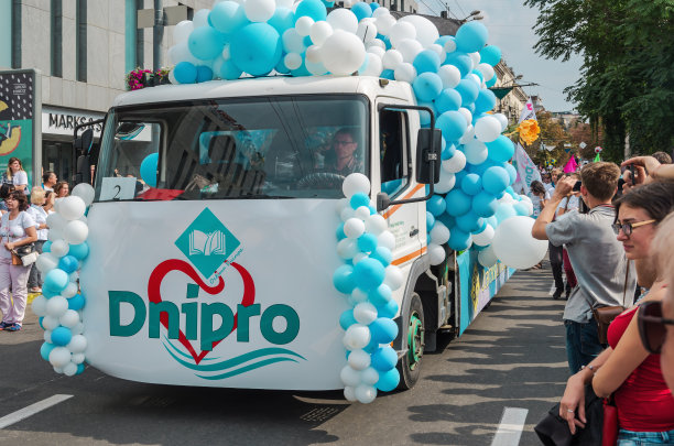 包厢里的汽车图片下载