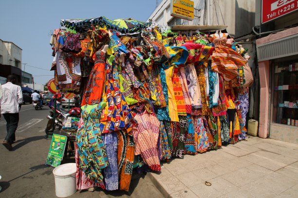 路边非洲纺织品摊位，Lomé，多哥，西非图片下载