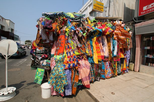 路边非洲纺织品摊位，Lomé，多哥，西非图片下载