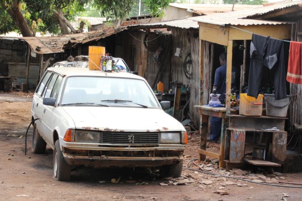 西非多哥Lomé街道上的旧车图片下载