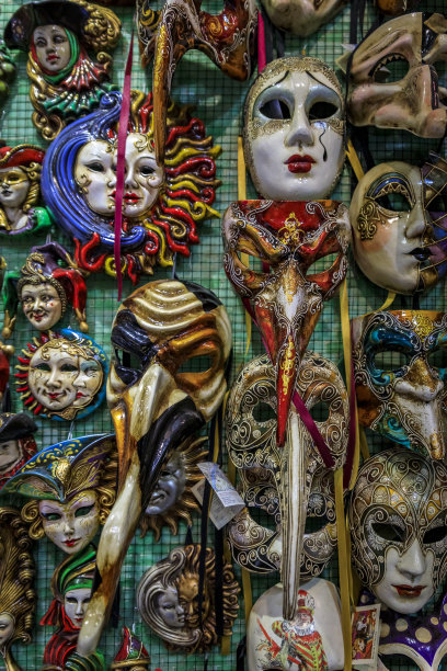 传统华丽的威尼斯狂欢节面具在意大利威尼斯的工匠工作室和商店展出图片下载