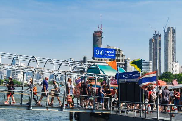 泰国曼谷Ratchawong码头的人群图片下载