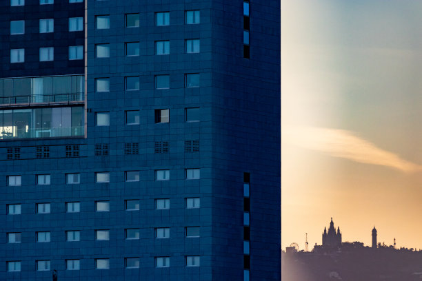 日落在现代摩天大楼在对角线Mar社区图片下载