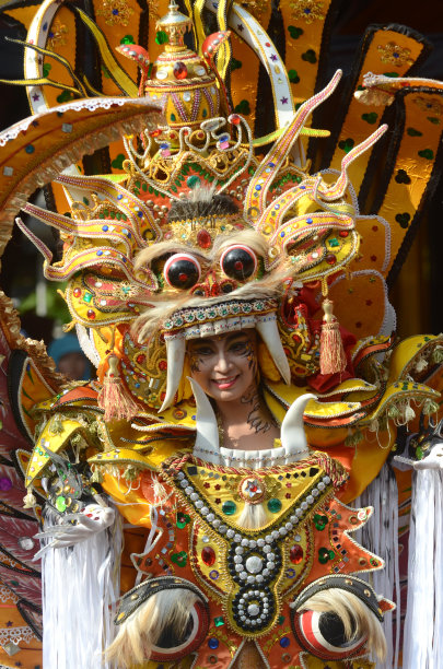 穿着最好的狂欢节服装的模特图片下载